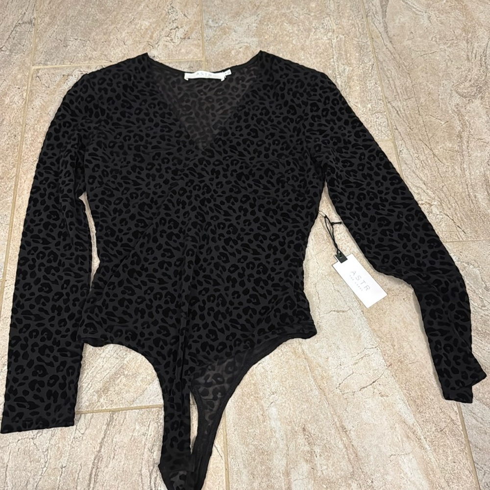 ASTR THE LABEL plunge neck bodysuit